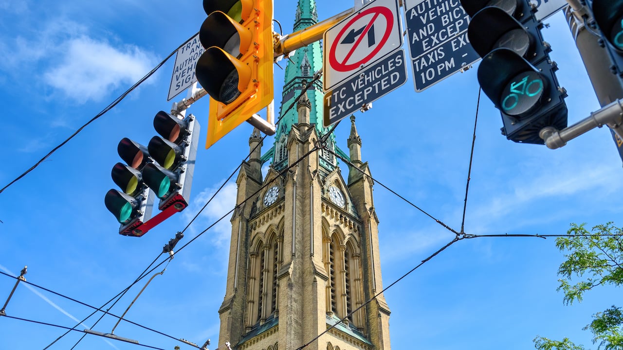 Los semáforos de cuatro luces también se pueden utilizar para advertir sobre el paso de trenes o transporte férreo.