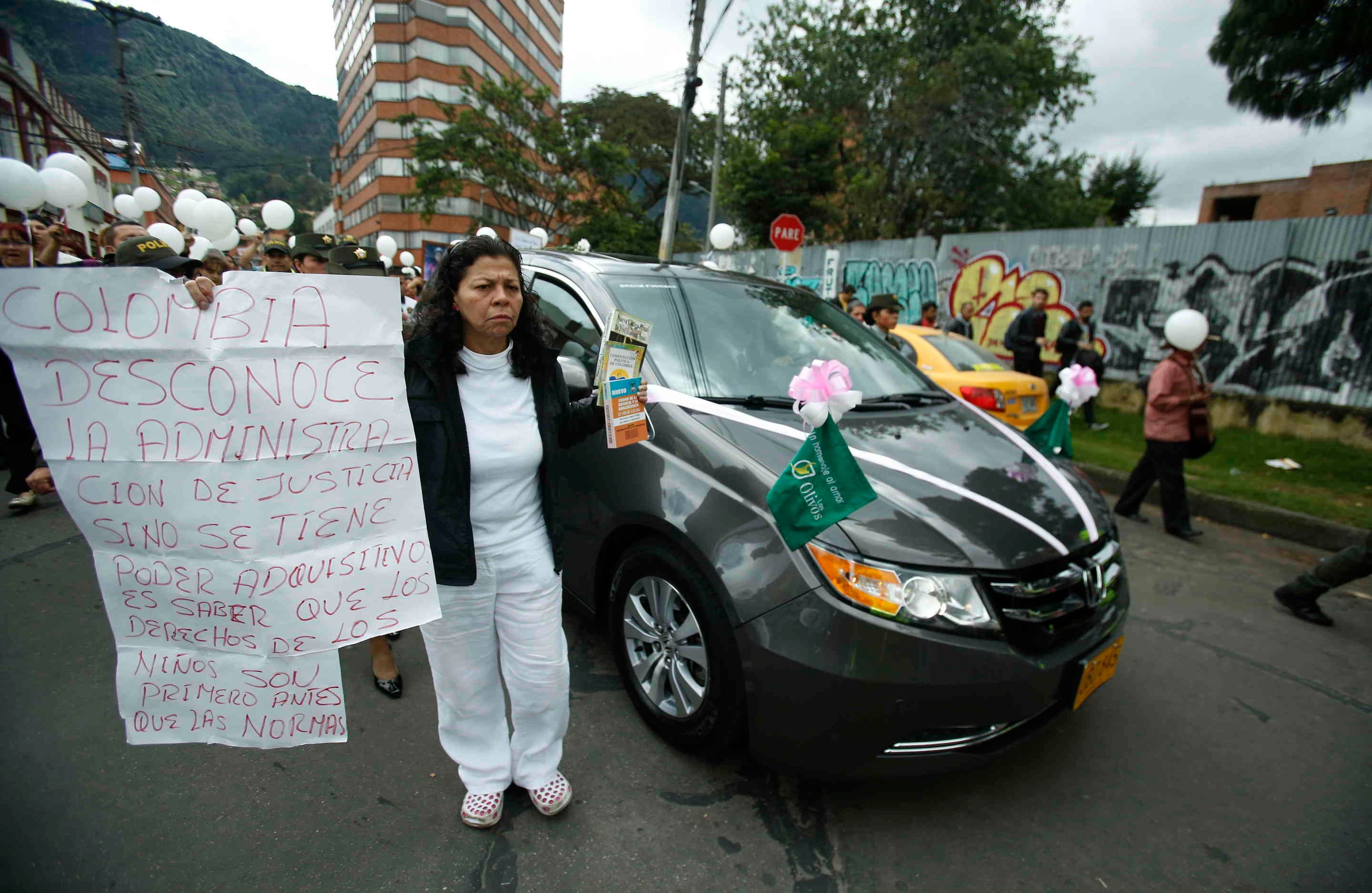 Personas con pancartas y bombas blancas acompañaban a la familia. Foto: Daniel Reina