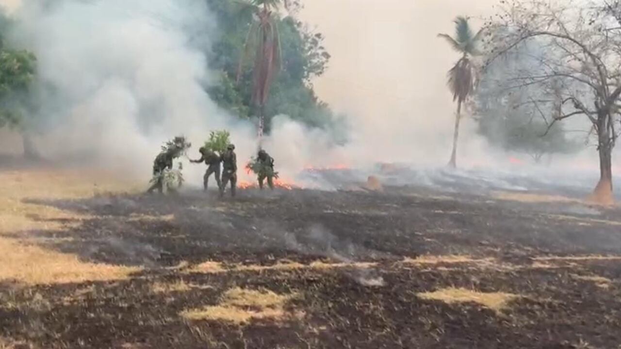 Atención: en el municipio de Cáceres, Antioquia, supuestos manifestantes intentan quemar vivos a los soldados
