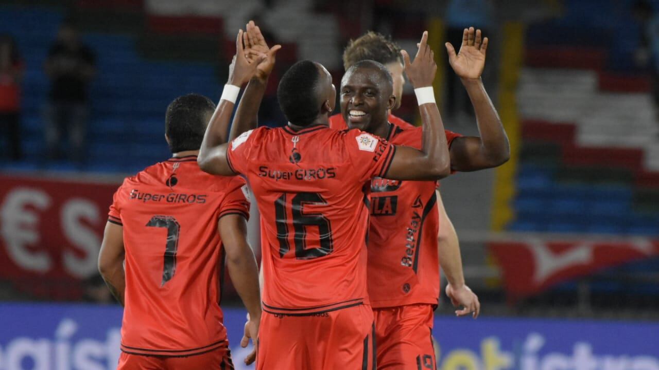 Jugadores del América de Cali celebrando uno de los tantos del partido frente a Boyacá Chicó
