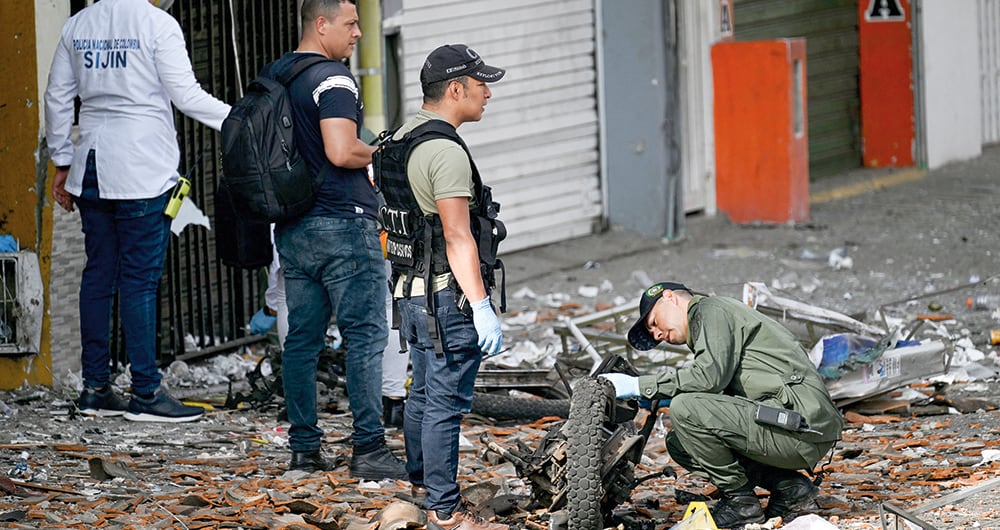   Mientras que las Fuerzas Militares mendigan recursos, las disidencias han puesto en marcha un macabro plan terrorista con atentados a gran escala en varios municipios. 