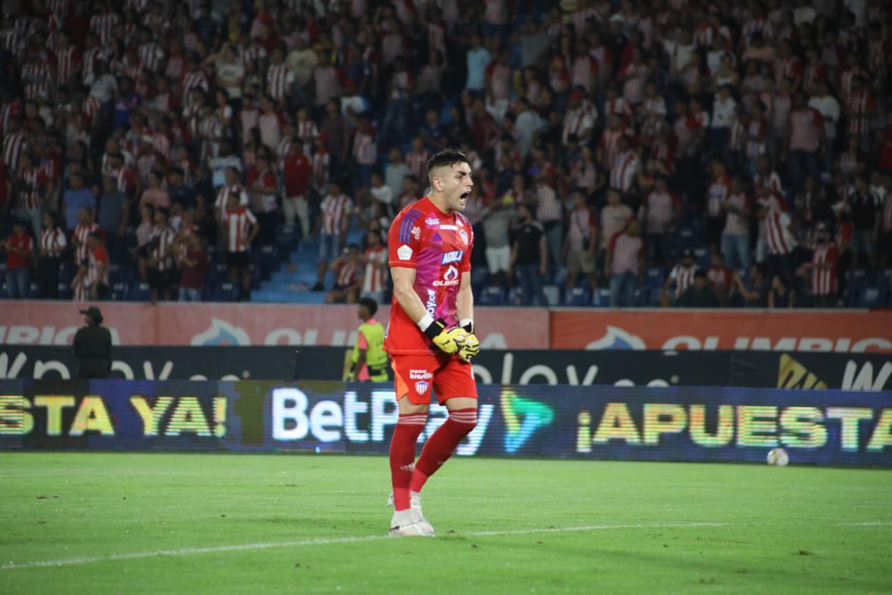 Santiago Mele, arquero de Junior, celebra un gol de su equipo en la Liga colombiana.