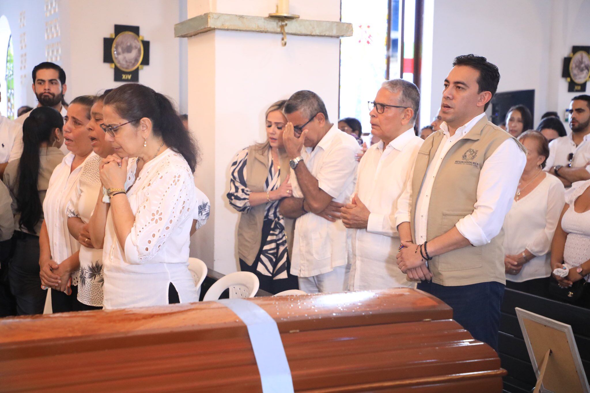 El registrador acompañó a los familiares de la funcionaria que fue asesinada en un incendio provocado.