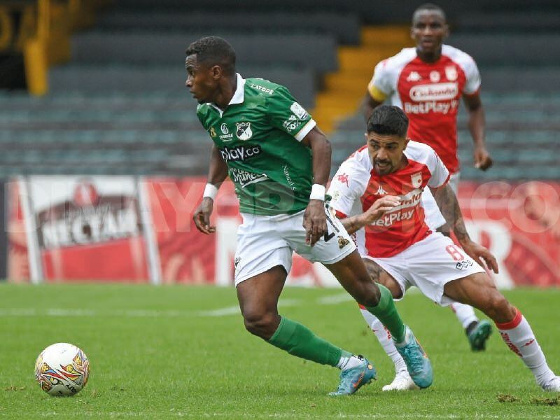 Santa Fe vs Cali se jugó después de una lluvia torrencial en El Campín.