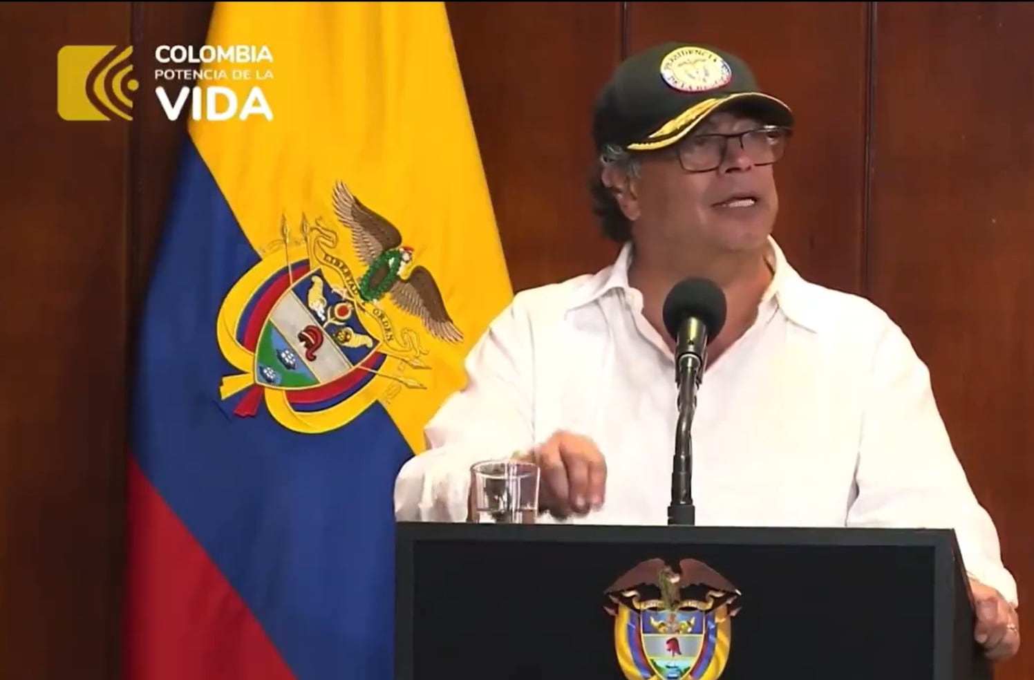 En sus declaraciones, otro de los temas que mencionó fue el relacionado con Ecopetrol al pedir “democratizarlo” y también la necesidad de la transición energética: “la idea de cambiar el mundo se volvió hoy indispensable, si no cambiamos el mundo, ese mundo fósil va a acabar con la vida de toda la humanidad” .