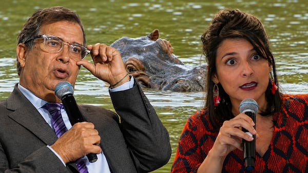 Fabio Arjona e Irene Vélez, ministro y exministra de Ambiente, respectivamente. Al fondo, uno de los "hipopótamos de Pablo Escobar"