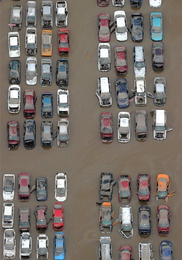 Cientos de automóviles de los parqueaderos del centro de la ciudad de Brisbane, en Australia, quedaron a merced del agua.