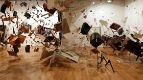 Sala de Juntas (Bogotá), 2017 Vistas de la instalación en La cosa está candela, Museo de Arte Miguel Urrutia (MAMU), 2017 Madera, metal, plástico y papel Dimensiones variables © Los Carpinteros Foto: Guillermo Torres / Revista Semana