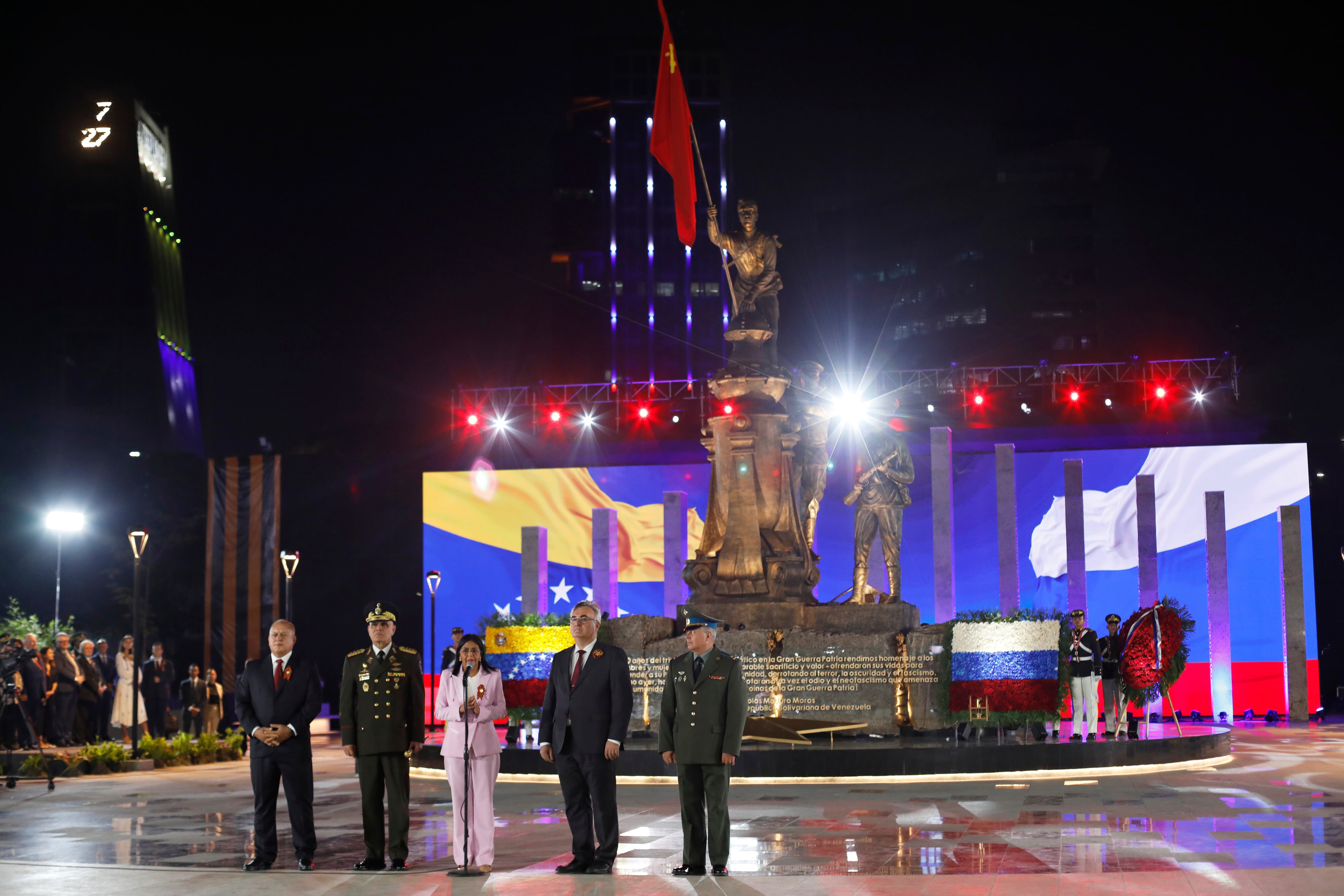 De izquierda a derecha, el ministro del Interior de Venezuela, Diosdado Cabello; el ministro de Defensa, Vladimir Padrino López; la vicepresidenta Delcy Rodríguez; y el embajador de Rusia en Venezuela, Sergei Melik-Bagdasarov.