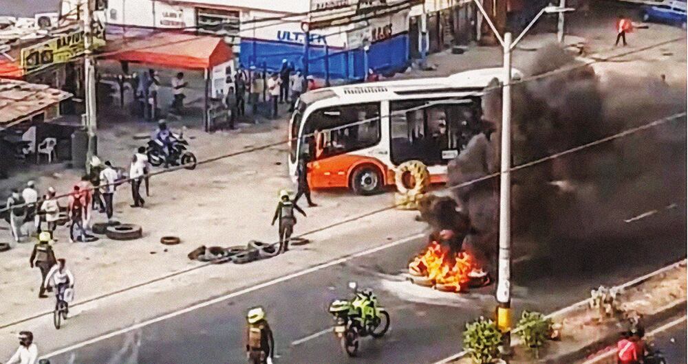     Las protestas en Cartagena han escalado al cierre de vías principales y vandalismo contra buses de Transcaribe. Las pérdidas ascienden, en principio, a 600 millones de pesos.