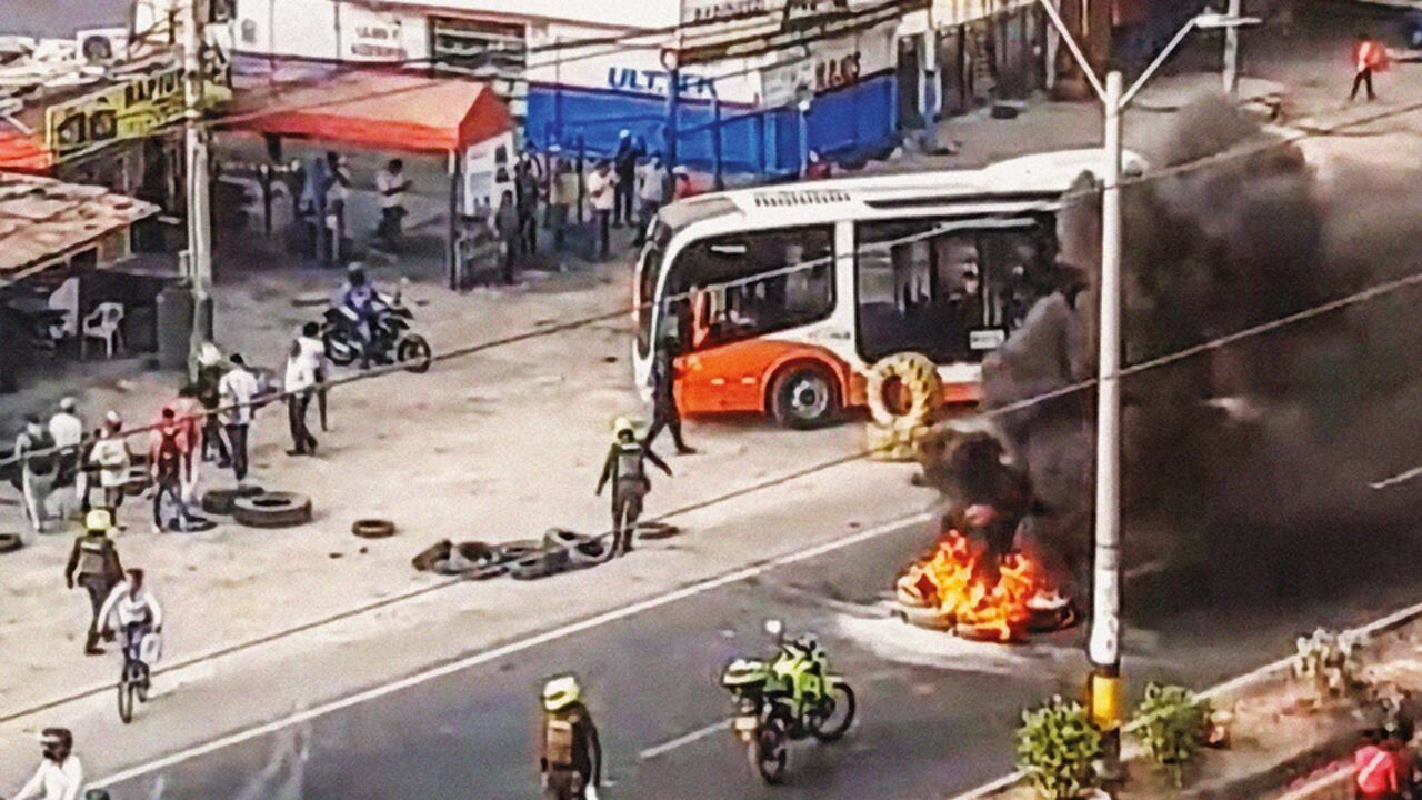 Las protestas en Cartagena han escalado al cierre de vías principales y vandalismo contra buses de Transcaribe. Las pérdidas ascienden, en principio, a 600 millones de pesos.