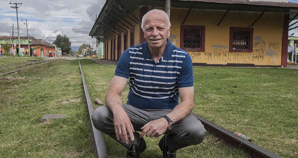 Víctor Gerometta recuerda cuando jugaba en los rieles del ferrocarril que pasaba por su natal Mosquera.