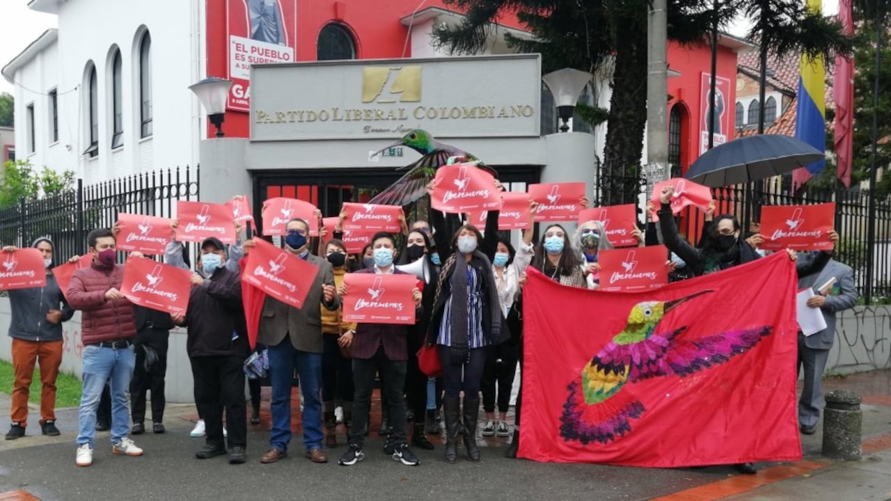 A las afueras del Partido Liberal un grupo de militantes renunció a la colectividad.