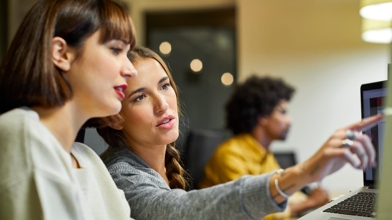 Los líderes tienen la responsabilidad de invertir en sí mismos, buscar oportunidades de aprendizaje y perfeccionar sus habilidades.