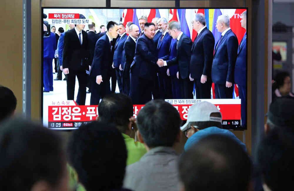 Los ciudadanos norcoreanos, que viven bajo un ambiente autoritarista y sumamente vigilado, siguieron el encuentro por los canales de televisión nacionales. FOTO: Alexander Safronov/AP