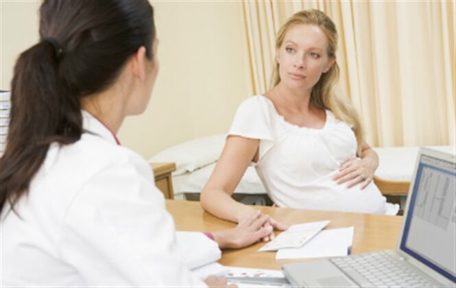 La fiebre alta y las náuseas en exceso son signos de alarma en cualquier etapa del embarazo. Foto: Pantherstock.