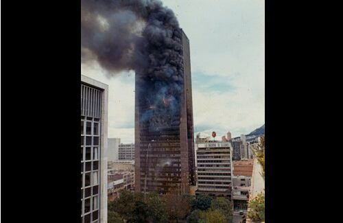 Arde Avianca / Profesional

El 23 de julio de 1973 me encontraba con un Ignacio, un gran amigo, en el momento de del incendio del edificio de Avianca, en la ciudad de Bogotá. Ignacio me acompañó, y logre esta foto que es una de la más apreciadas por mi hijo, quien ahora es fotógrafo. En el incendio murieron 4 personas.
