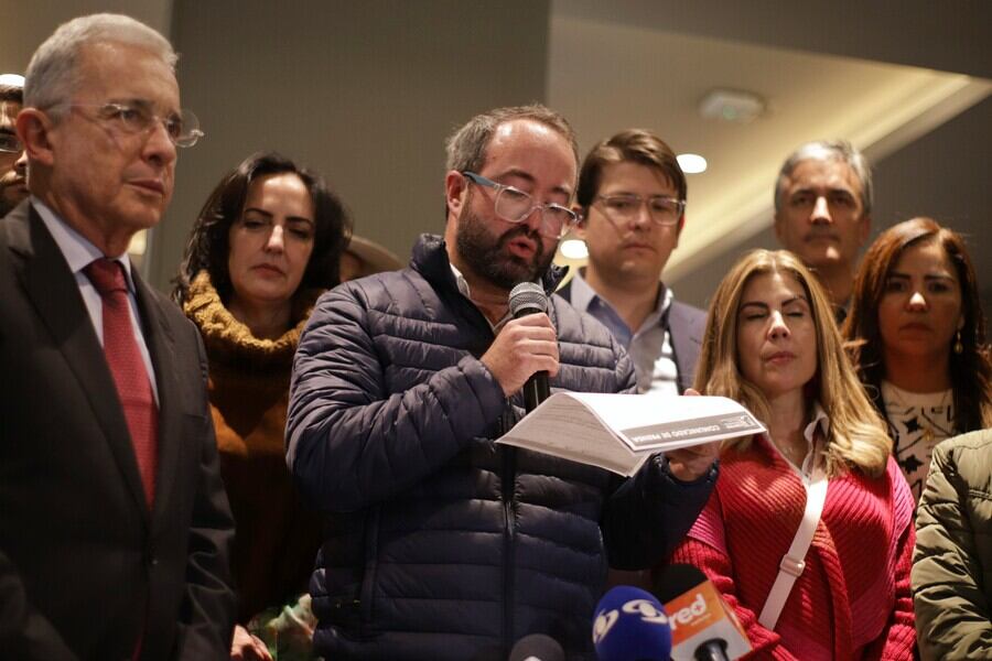 En la foto Ciro Ramírez, rodeado de otros miembros del Centro Democrático. El congresista es acusado de Concierto para delinquir, cohecho propio e interés indebido en la celebración de contratos.