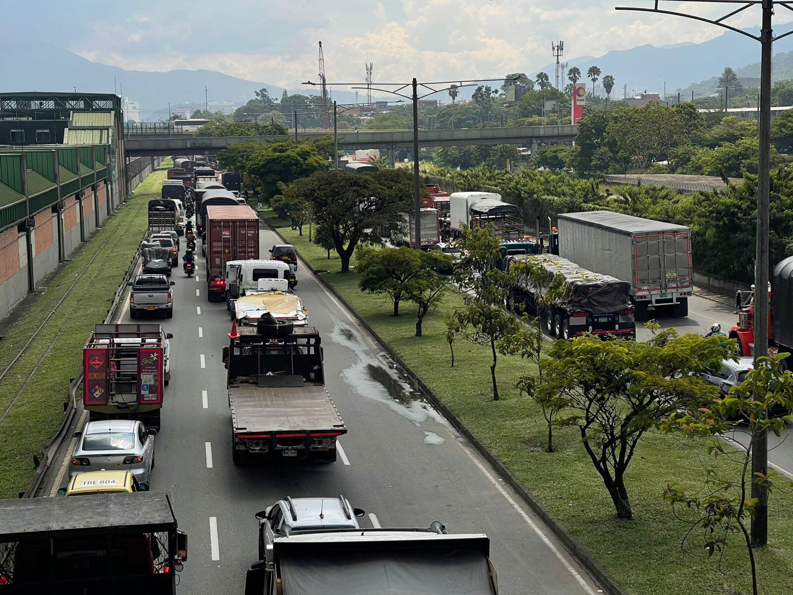 Daño en una tubería obligó al cierre de dos carriles de la avenida Regional, a la altura de Caribe, en Medellín.