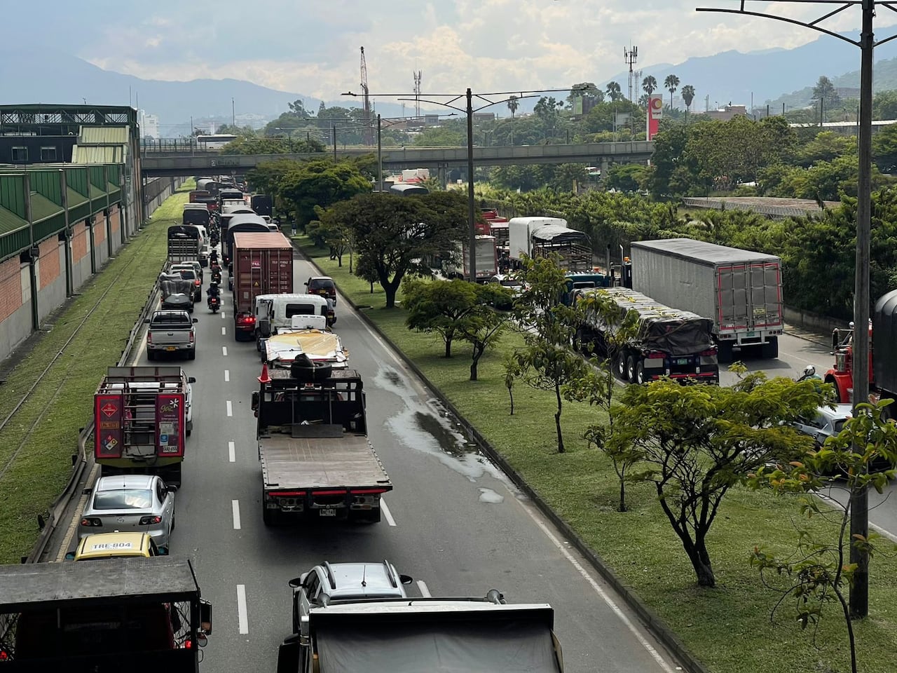Daño en una tubería obligó al cierre de dos carriles de la avenida Regional, a la altura de Caribe, en Medellín.