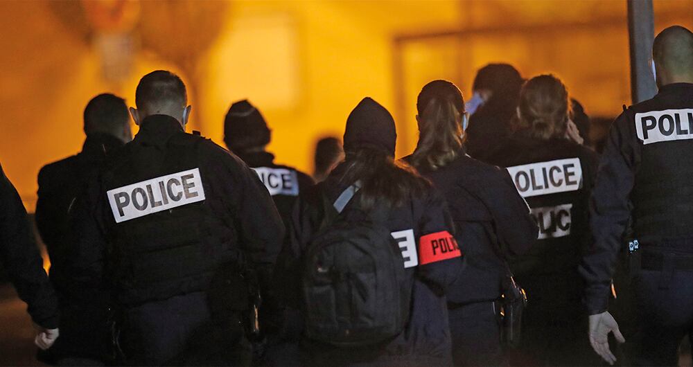 El gobierno de Macron reaccionó con mano dura al asesinato del profesor. Cerró una mezquita, disolvió una organización e inspeccionó asociaciones islámicas. 