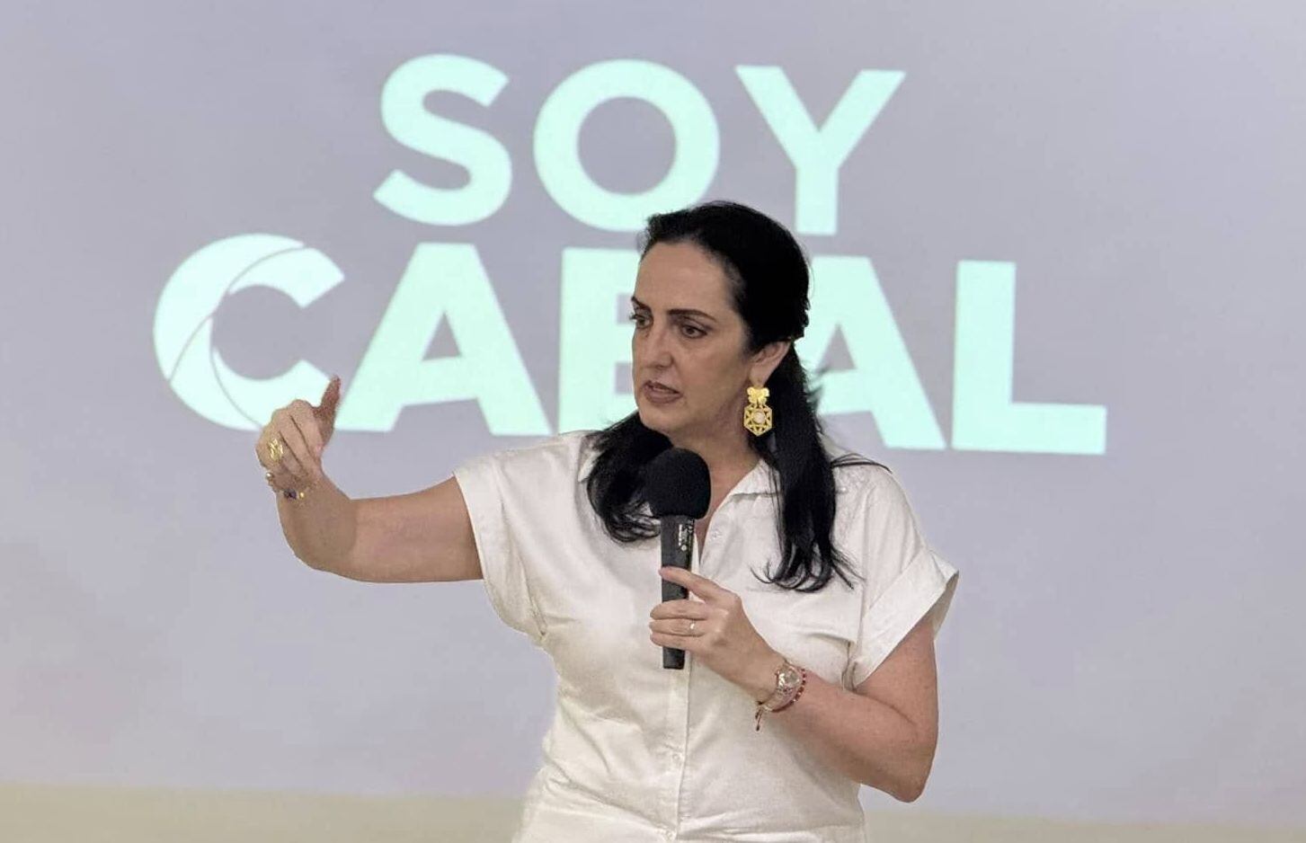 "En relación con el reclutamiento forzados, a Petro no le importan los niños del Huila ni de Jamundí ni de Gaza; todo lo que hace es para destruir la capacidad y superioridad de nuestro Ejército, acabó toda la Fuerza Pública", aseveró la congregista.