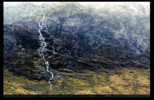 Miles de personas participaron, pero sólo una se llevó el gran premio. Este año, una imagen de un pequeño arroyo creado tras una fuerte lluvia en las montañas de Glencoe se llevó el título principal. ‘Principio y fin’, del fotógrafo Marcos Littlejohn, capta un “momento fugaz de belleza” de las famosas Highlands de Escocia. 