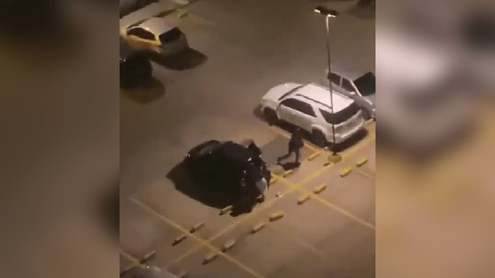 Los ladrones sacaron varios elementos de un vehículo.