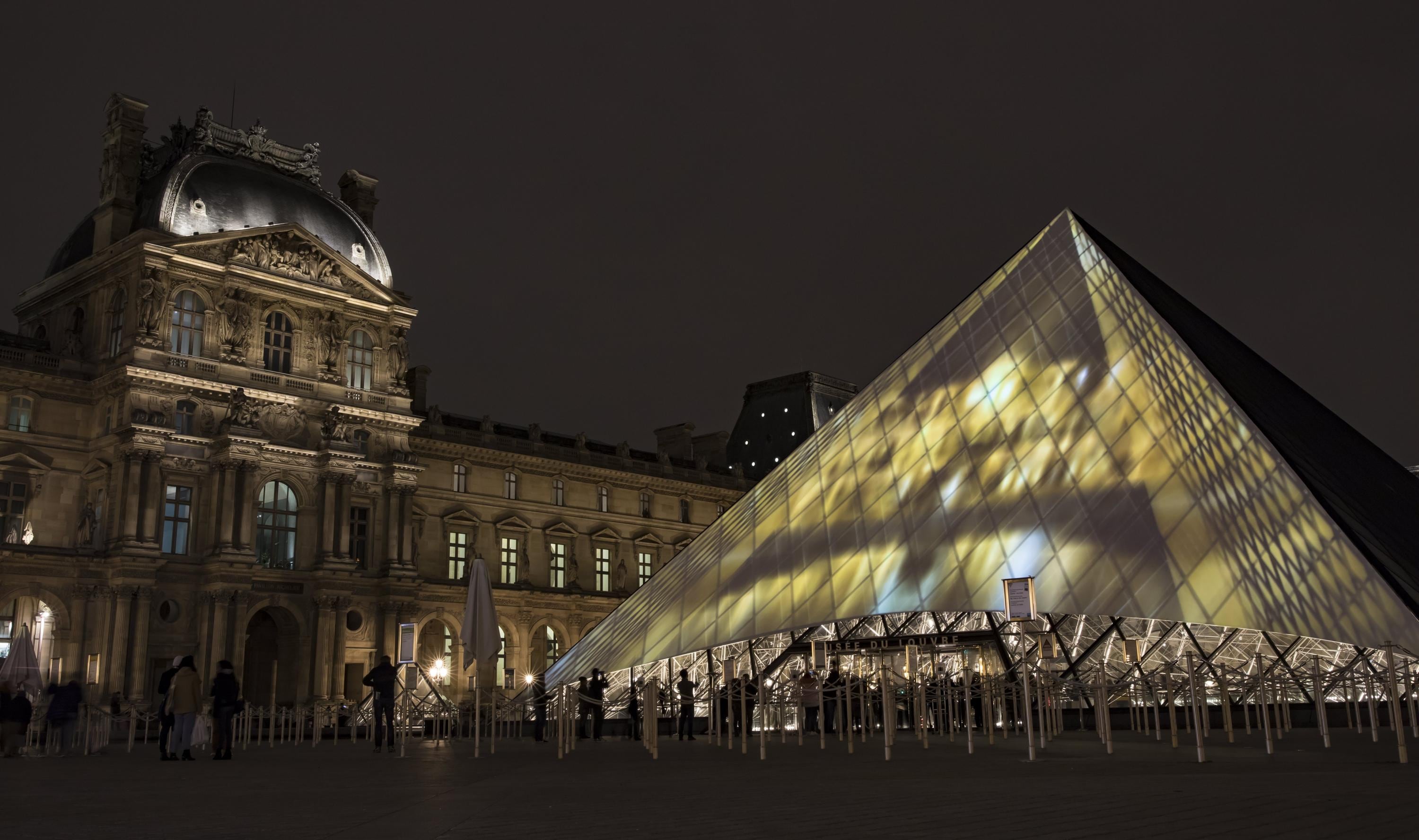 La pirámide del Museo de Louvre se ha convertido en la tercera pieza más valorada de ese lugar.