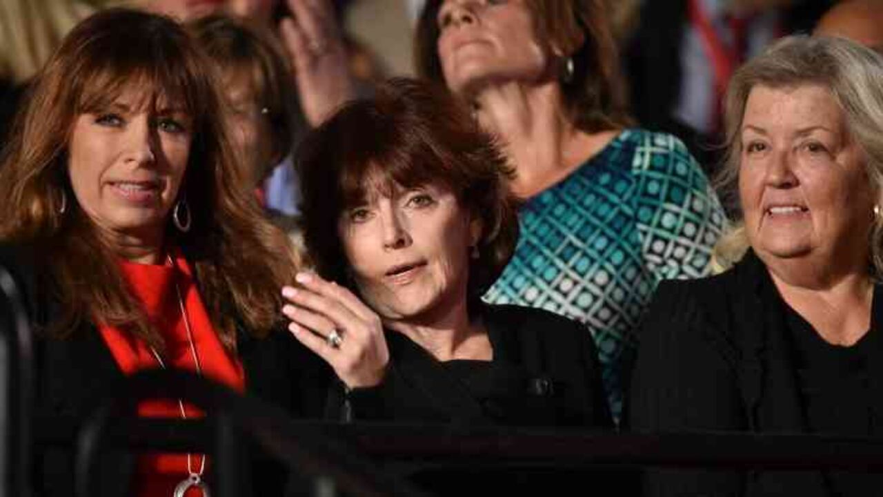 Paula Jones, Kathleen Willey y Juanita Broaddrick observan el debate entre Hillary Clinton y Donald Trump.