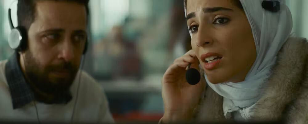 Omar y Rana hablando con la niña por teléfono. Foto: La Zona