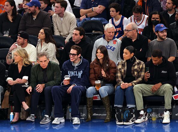 Christine Taylor, Ben Stiller, Pete Davidson, Emily Ratajkowski, Jordin Sparks y Dana Isaiah durante un partido entre Memphis Grizzlies y New York Knicks, el 27 de noviembre de 2022.