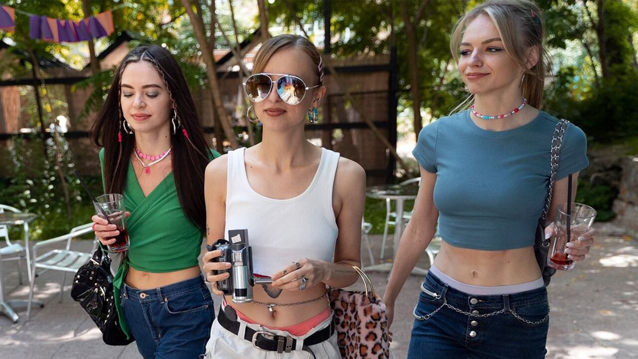 Vuelven los años 90 al cabello: estos son los cortes, colores y accesorios que marcan tendencia en 2026