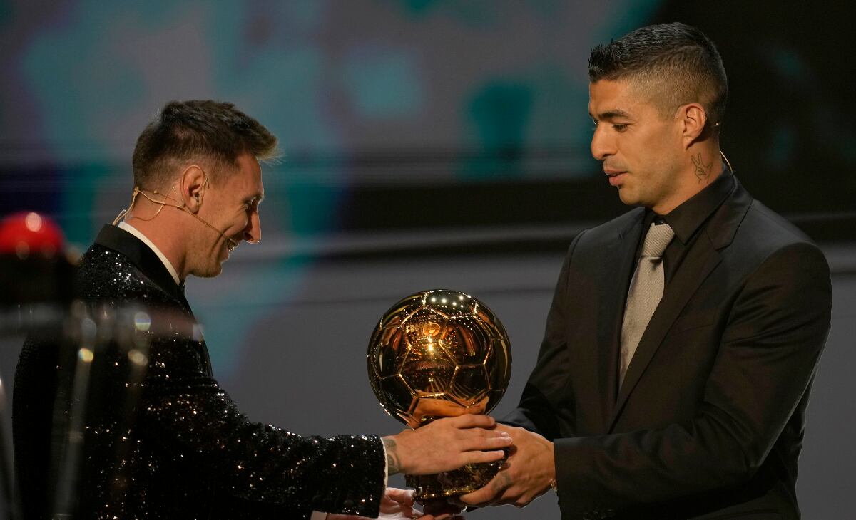 El argentino recibió el prestigioso galardón por parte de su amigo y excompañero Luis Suárez.