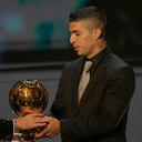 El argentino recibió el prestigioso galardón por parte de su amigo y excompañero Luis Suárez.