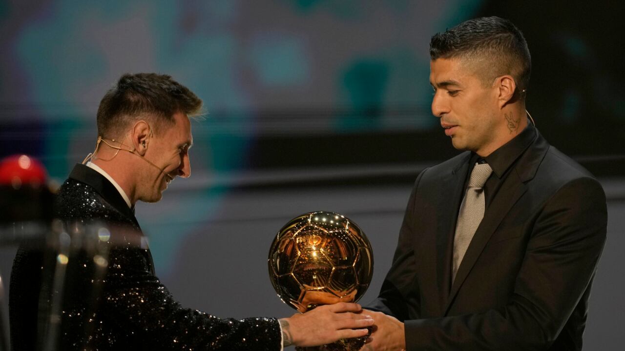 El argentino recibió el prestigioso galardón por parte de su amigo y excompañero Luis Suárez.