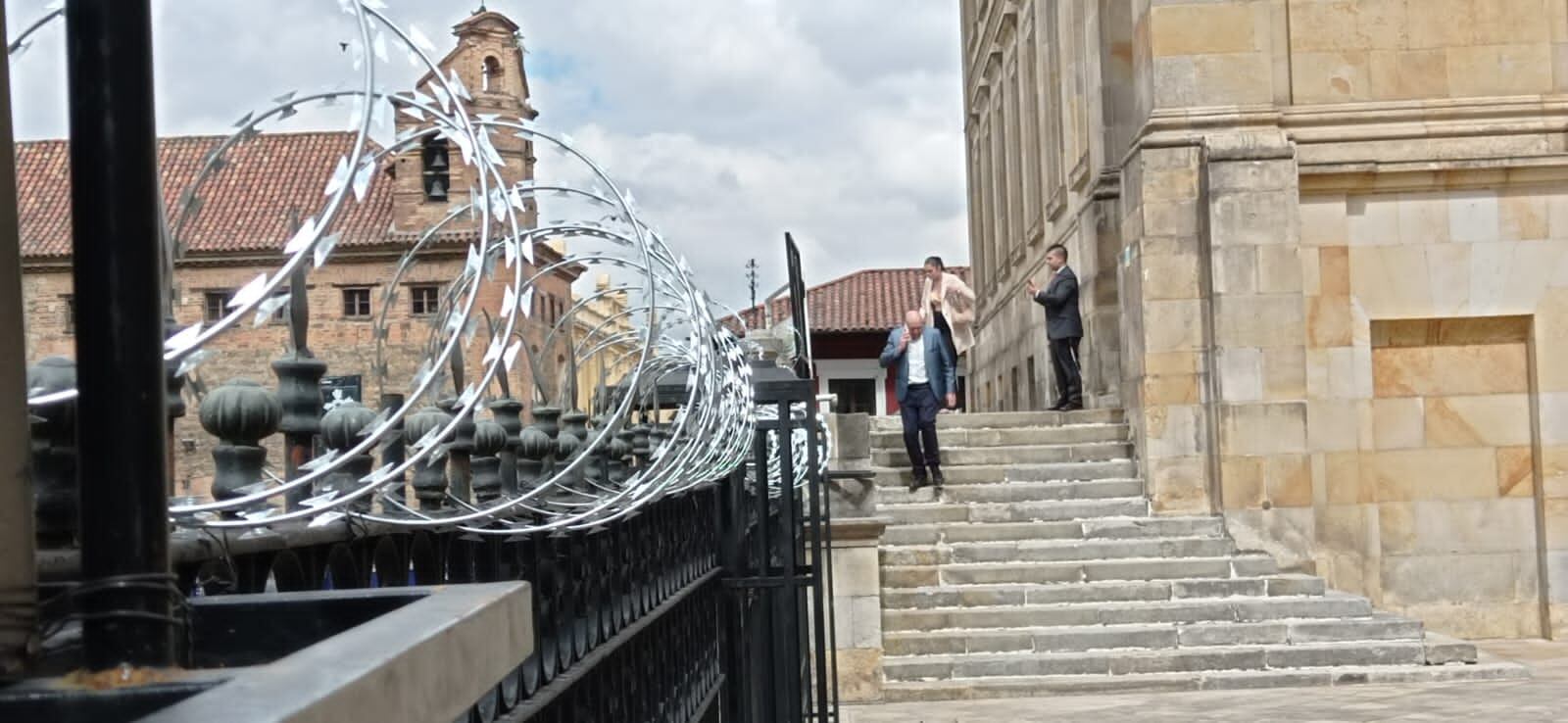 Como si se tratara de una cárcel, se instalaron cercas en el Legislativo para impedir el ingreso de los docentes del Cauca.