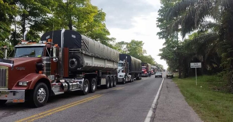 Decenas de conductores están atrapados en la vía.