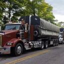 Decenas de conductores están atrapados en la vía.