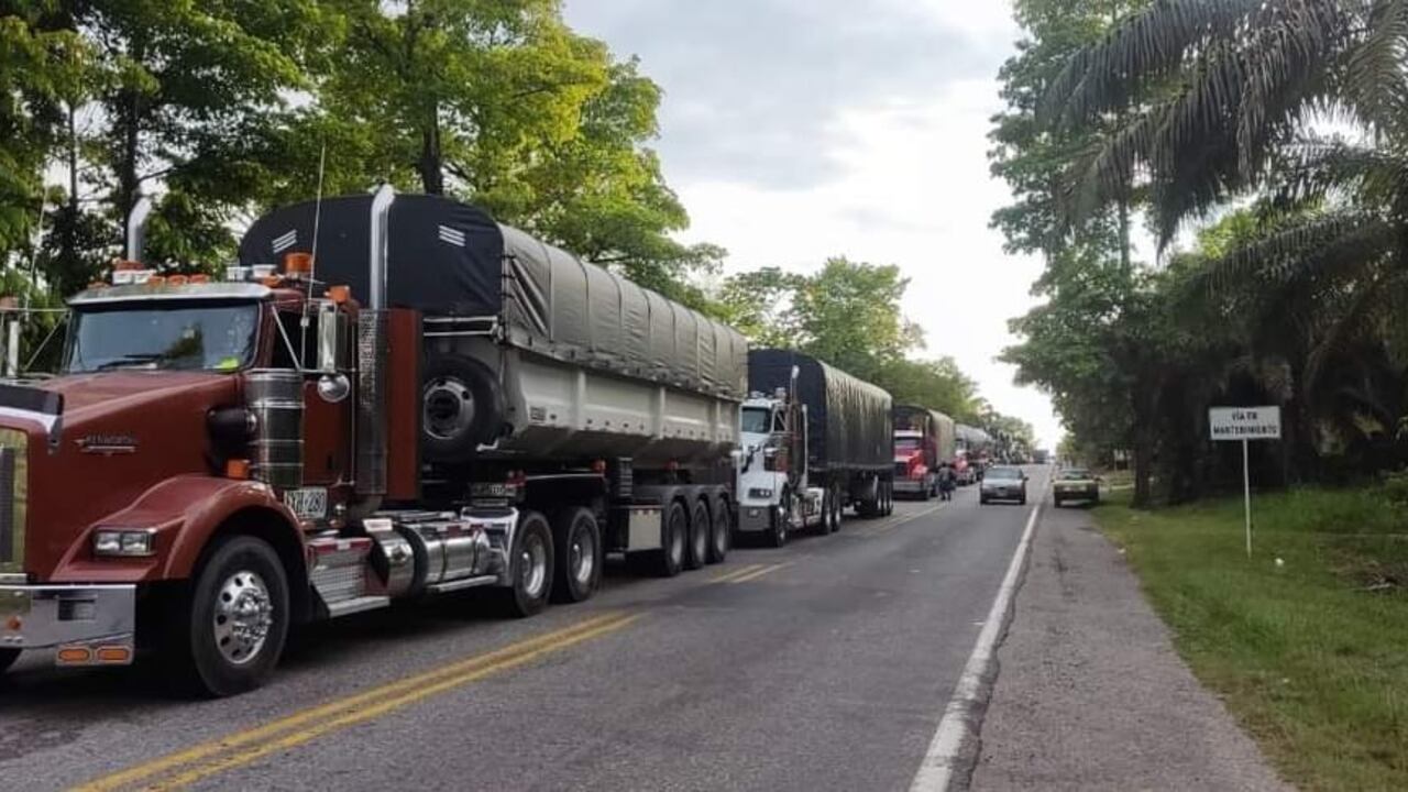 Decenas de conductores están atrapados en la vía.