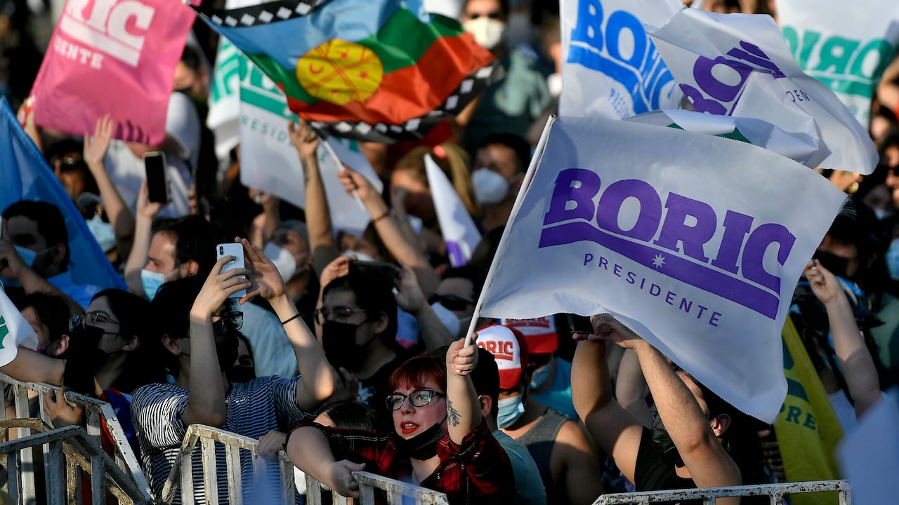 Simpatizantes de Gabriel Boric, de la coalición "Apruebo la Dignidad", se reúnen en su sede el día de las elecciones luego de que cerraron las urnas y se anunciaron resultados parciales en Santiago, Chile, el domingo 19 de diciembre de 2021. Foto AP / Matias Delacroix