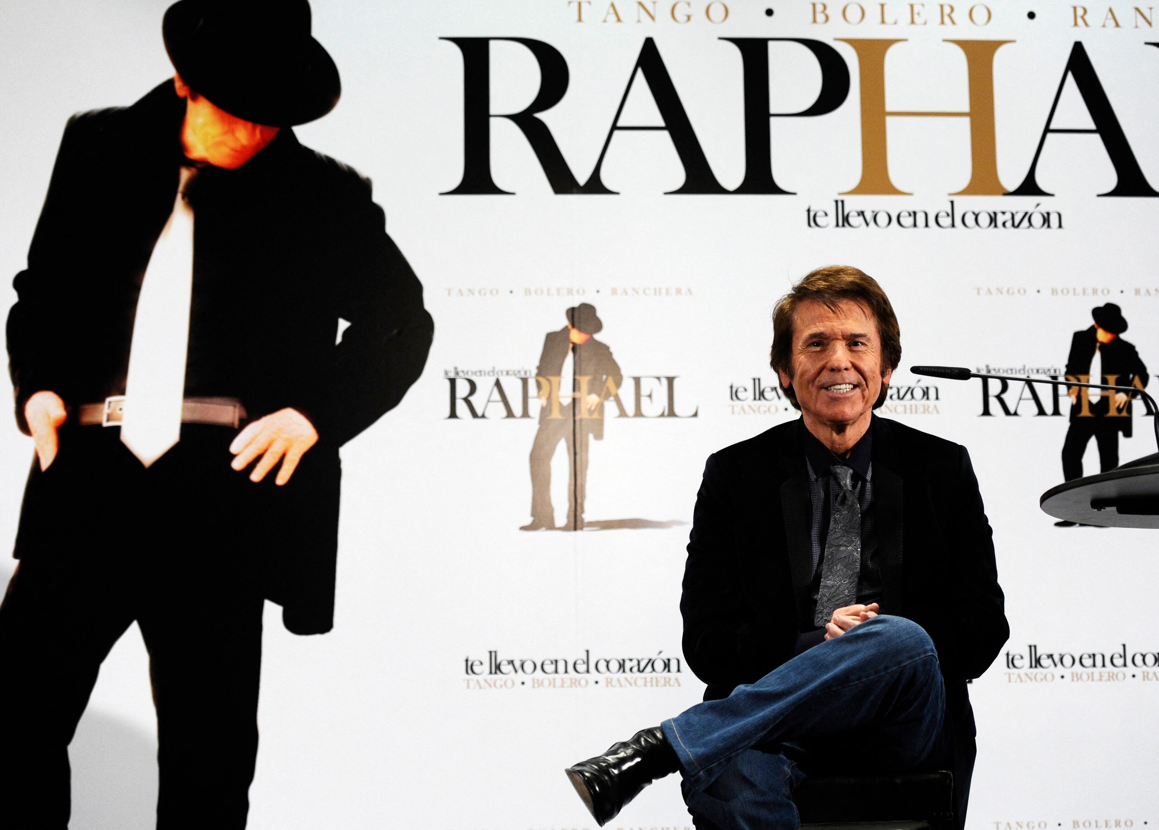 Raphael posa durante una sesión de fotos en la presentación de su album "Te llevo en el corazon" Octubre 15, 2010 (Photo by DOMINIQUE FAGET / AFP)