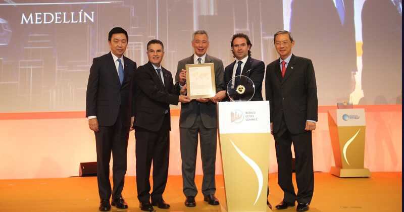 La distinción le fue entregada en Singapur al alcalde de Medellín, Federico Gutiérrez.