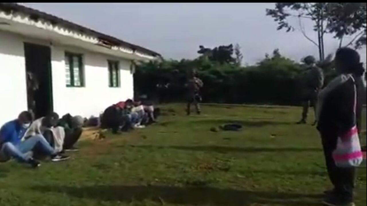 Abuela regaña a nieto disidente