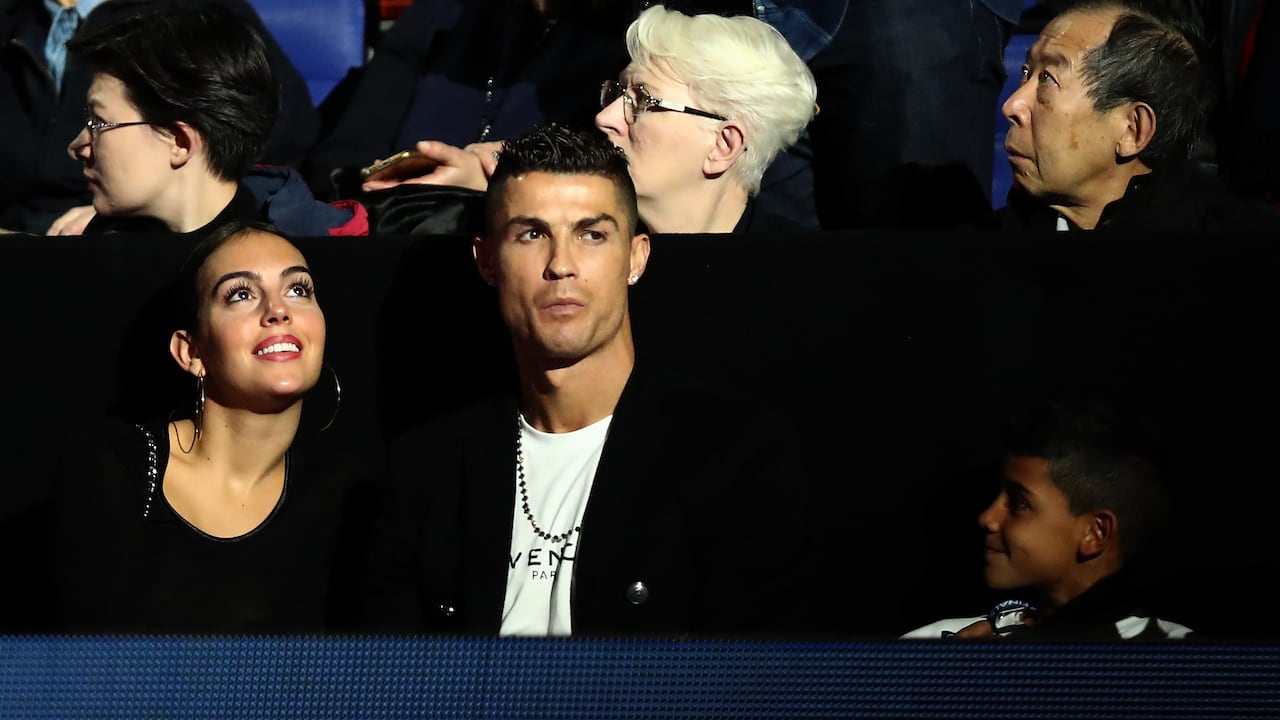LONDON, ENGLAND - NOVEMBER 12: Cristiano Ronaldo, his girlfriend Georgina Rodríguez and son Cristiano Ronaldo Jr. watch on during the singles round robin match between Novak Djokovic of Serbia and John Isner of The United States during Day Two of the Nitto ATP Finals at The O2 Arena on November 12, 2018 in London, England. (Photo by Julian Finney/Getty Images)