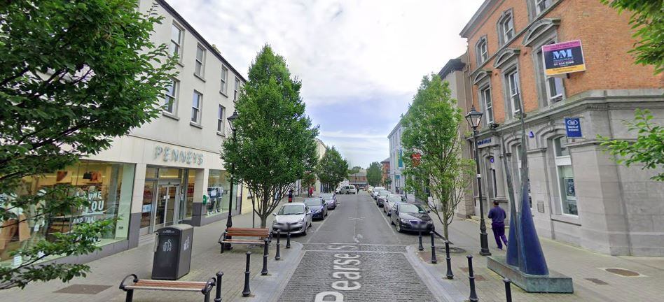 Ballina está situada en el condado de Mayo de la provincia de Connacht, y tiene una población de 10.171 habitantes.