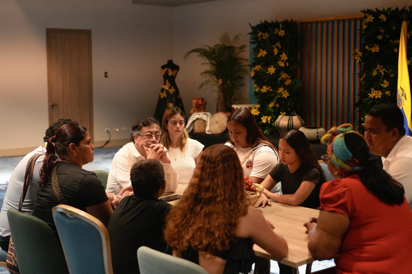 El presidente Petro reunido con la familia del colombiano Alejandro Carranza.