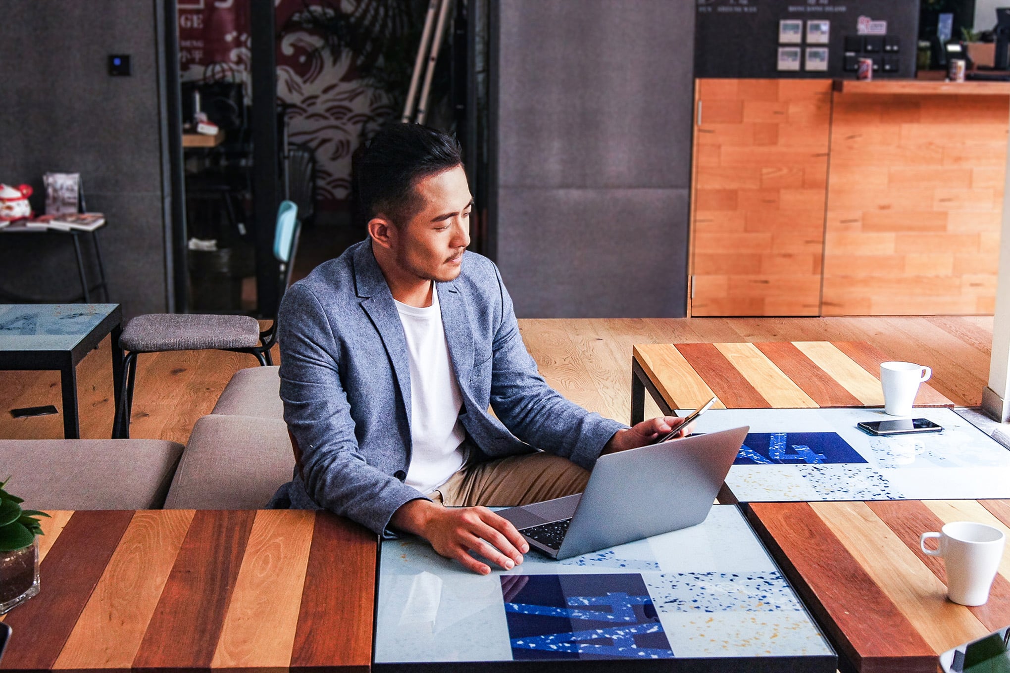Hombre trabajando en computador