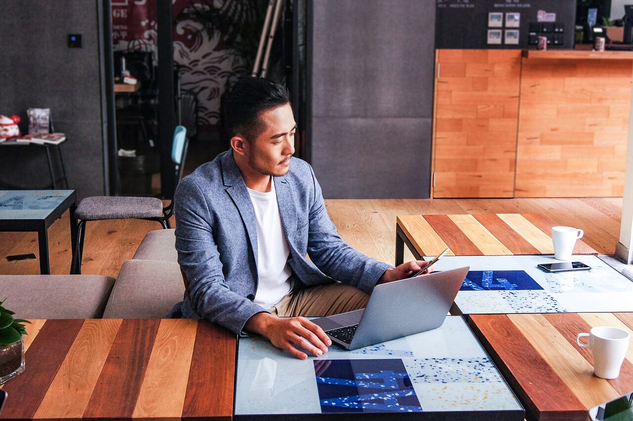 Hombre trabajando en computador