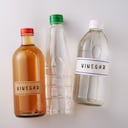 Tanto el vinagre blanco como el de manzana puede usarse e el cabello.